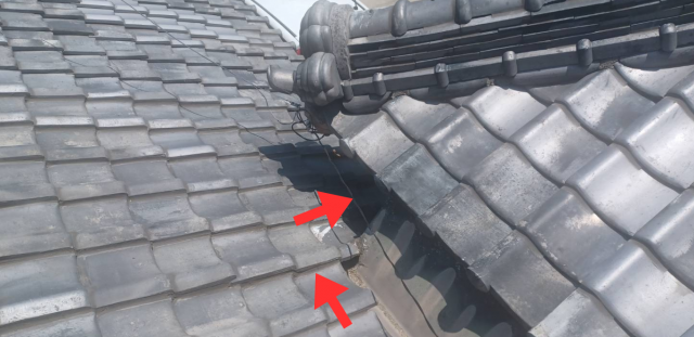 瓦を剥がして雨水を流す