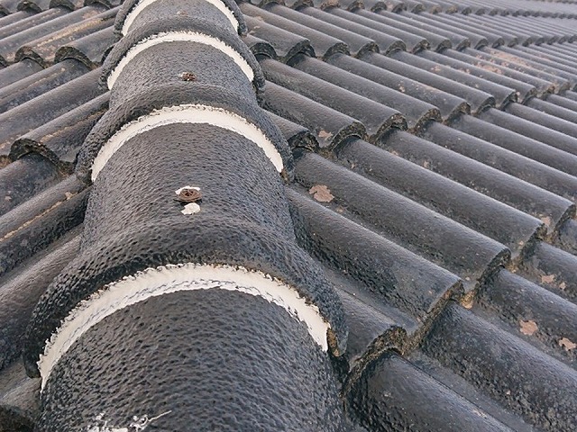 棟部漆喰詰め直し工事後の丸瓦ラバーロック完成状況