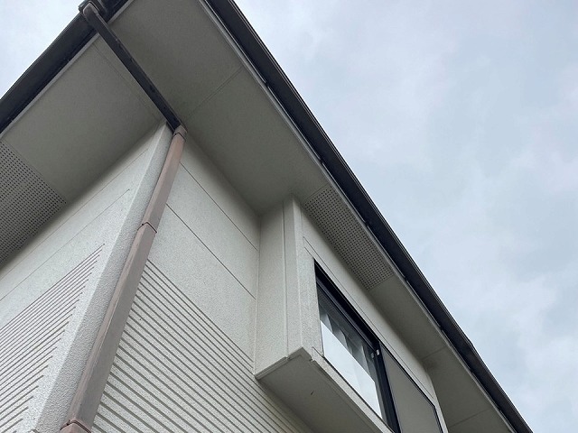 住宅の現場調査で軒天や雨樋の経年劣化を確認