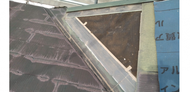 ズレた瓦を剥がして下地補修