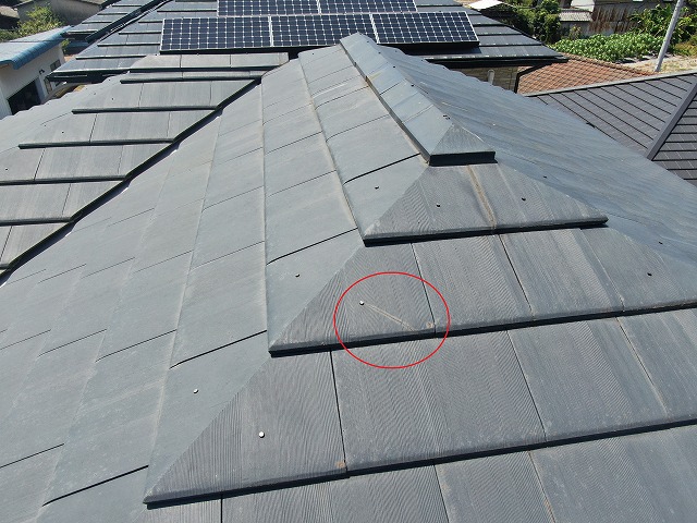 住宅の屋根無料点検でセメント瓦のひび割れを確認