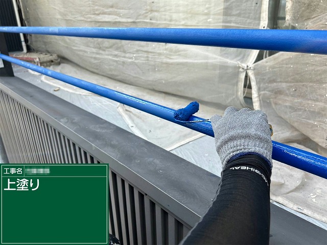 外壁塗装工事のベランダ手すりへの上塗り