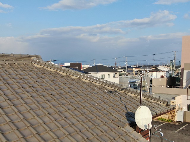 漆喰の詰め直しや瓦の差し替えなどのメンテナンスを行う住宅の屋根