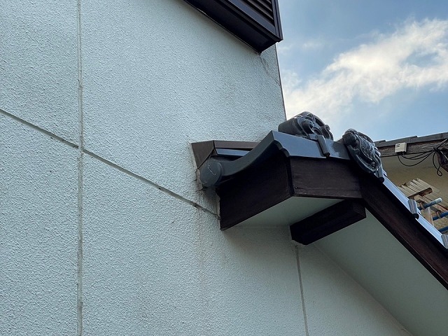 住宅の現場調査でモルタル外壁への雨だれを確認