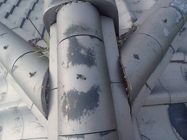 雨漏りの無料調査で棟の漆喰に欠けや剥がれ落ちなどを確認
