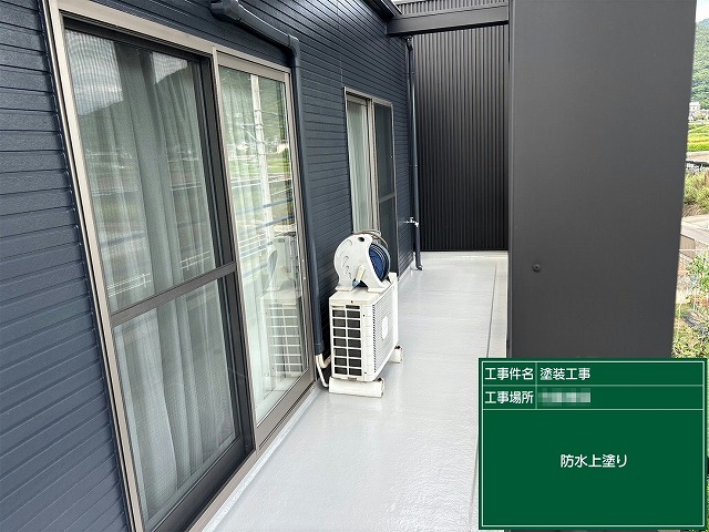 ベランダ防水塗装の防水材2回目塗布工程