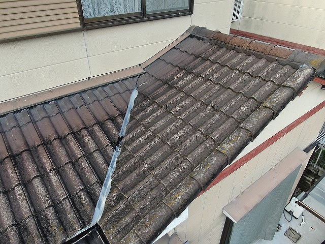 谷板金や雨押え板金に経年劣化が進行している様子