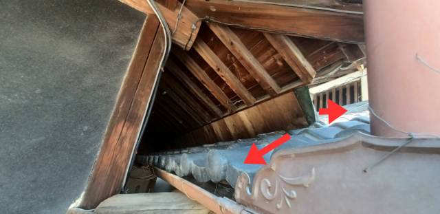 瓦を剥がして雨水を流す