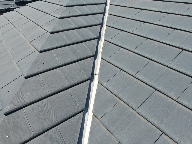 住宅の屋根無料点検で谷板金の色あせや塗膜剥がれを確認