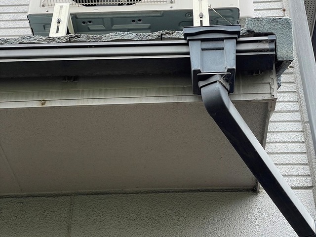 住宅の外壁無料点検で雨樋や鼻隠しの色あせを確認