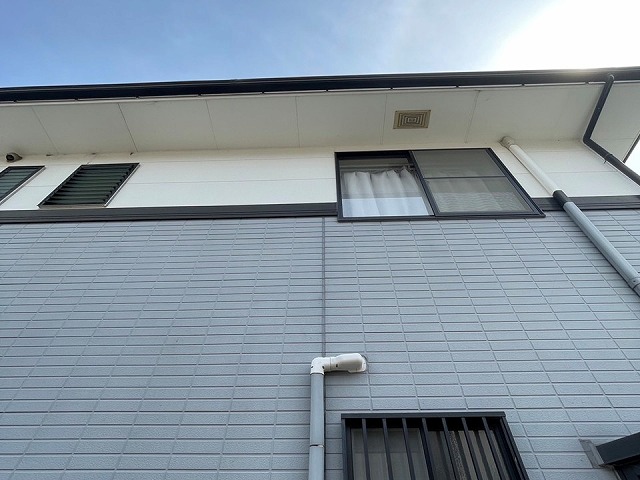 住宅無料点検で軒天の色あせを確認