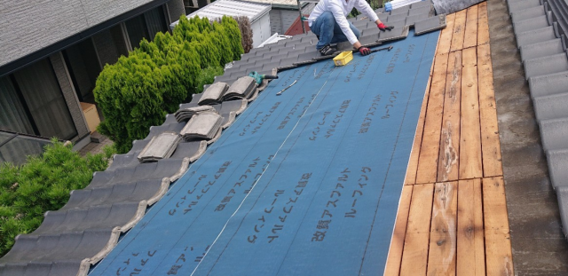 新しい防水シートを張る