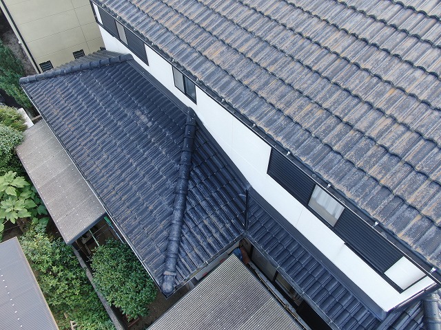 漆喰の詰め直しやモニエル瓦屋根塗装を行う住宅の外観