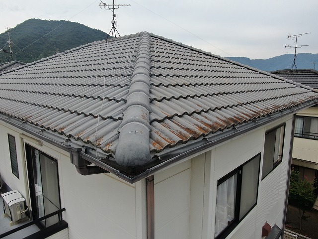 経年劣化による屋根塗装工事を行う住宅のモニエル瓦