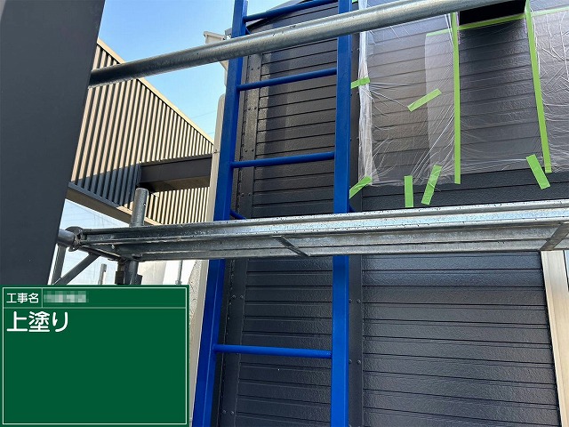 外壁塗装工事のベランダはしごへの3回塗り完了状況