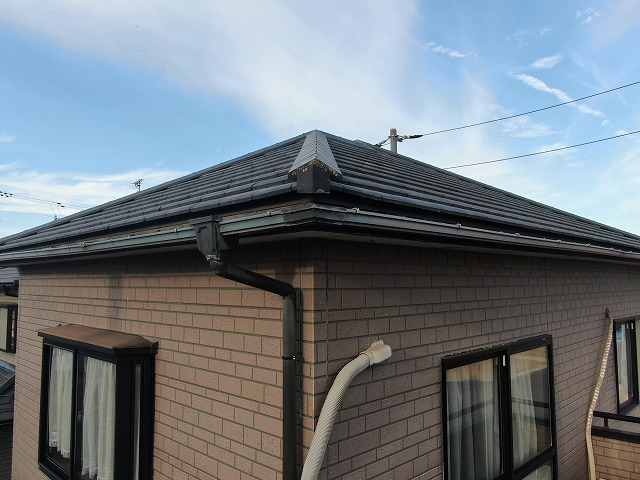 屋根塗装と棟瓦取り直しを行う住宅の外観