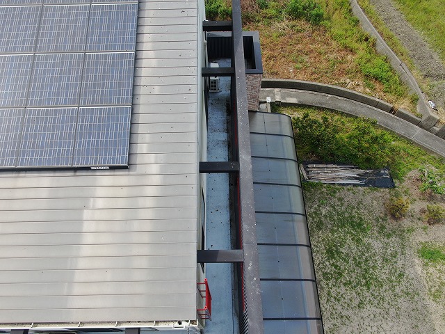 太陽光パネルの取り外しと鳥害対策を行う住宅の屋根で行ったドローン点検