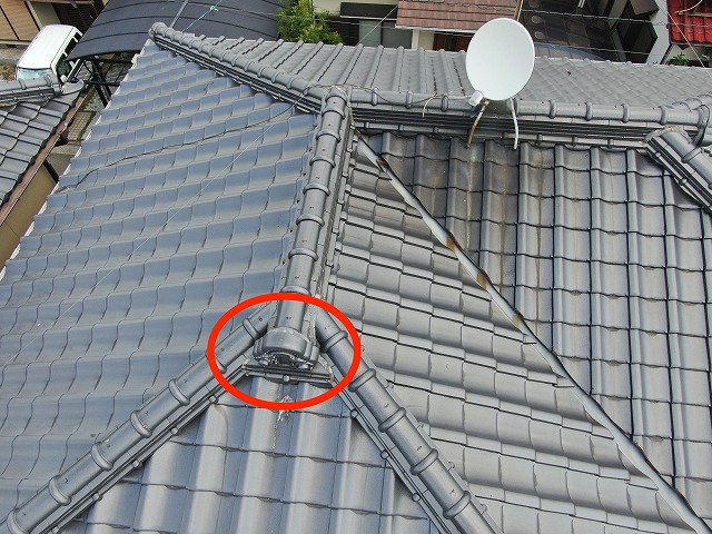 棟尻漆喰と鬼首漆喰が傷んでいる写真