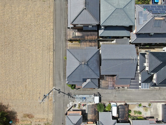 点検する家の上空写真