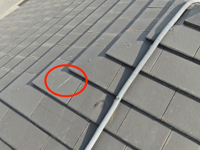 瓦にヒビが入っている状態