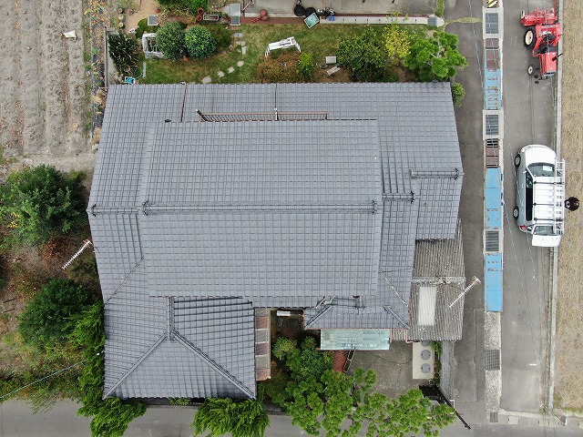 点検する家の上空写真