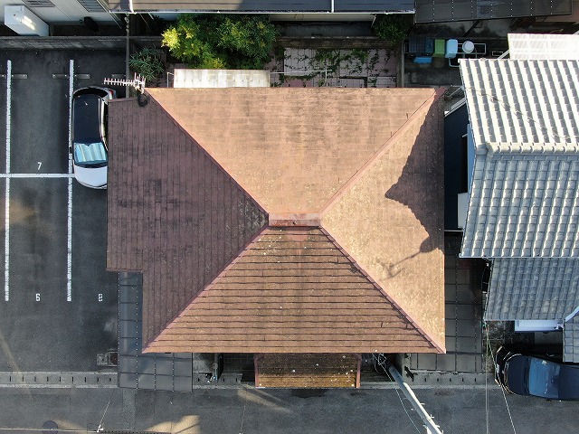 点検する家の上空写真