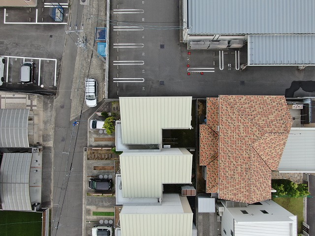 点検する家の上空写真