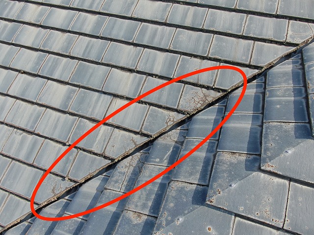 谷板金周りの瓦の割れ
