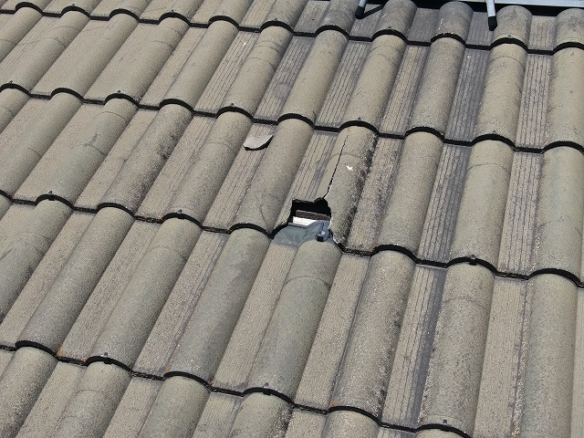 瓦が割れている写真