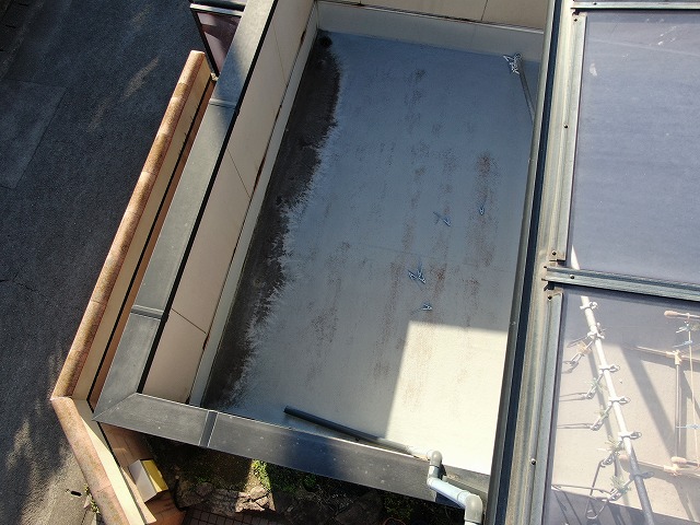 傷んでいるベランダの写真