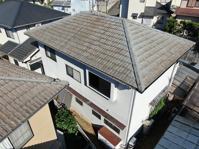 カビ苔が発生した屋根の写真