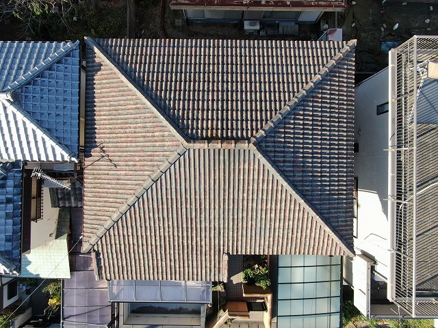 点検する家の上空写真