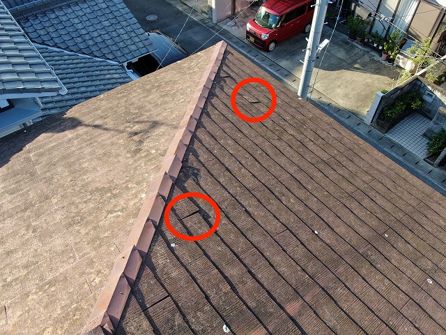 複数ヶ所瓦が浮いている写真