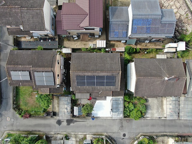 点検する家の上空写真