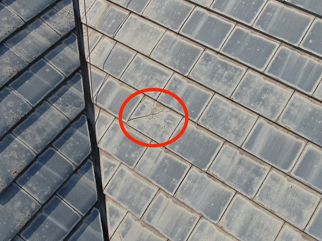 瓦が割れている写真