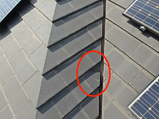 瓦が割れて落ち込んでいる写真