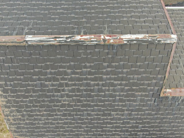 棟板金が錆びている写真