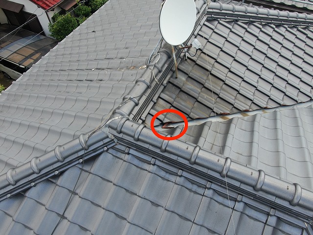 瓦が落ちて谷板金に落ちている写真