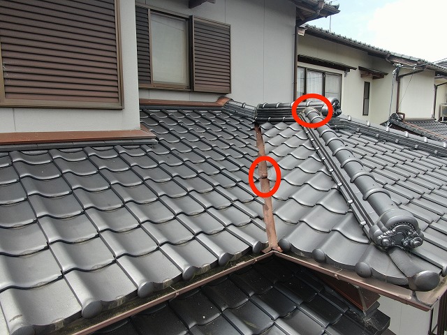 瓦が割れて地に板金に落ちている写真