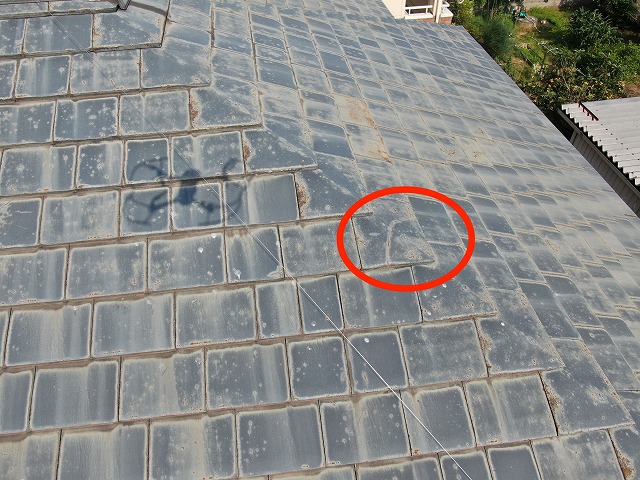 瓦にヒビが入っている写真