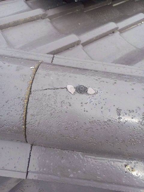 丸亀市　亀裂が入った屋根瓦