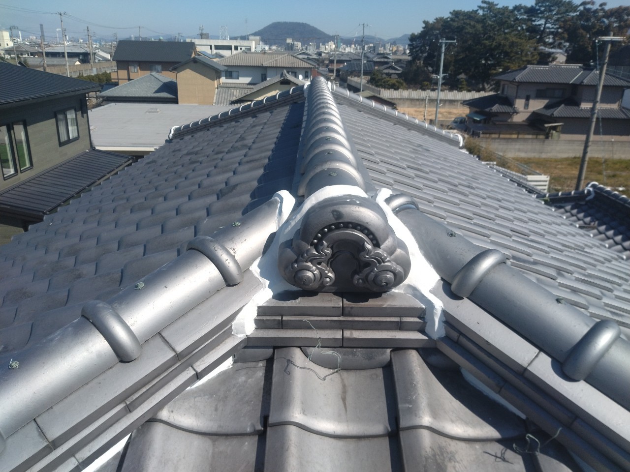 丸亀市　屋根の鬼瓦周りに漆喰を塗布