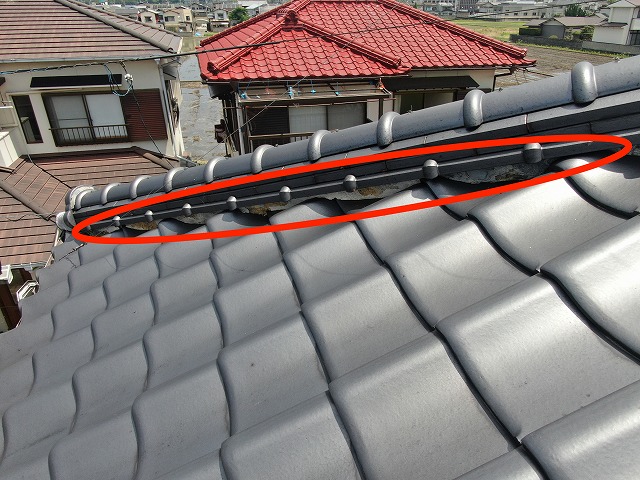 剥がれた漆喰の写真