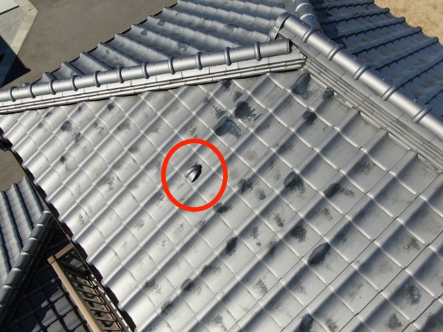 丸亀市　屋根の上にある瓦破片