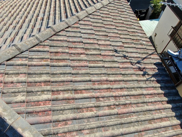 屋根がまだらに変色している写真