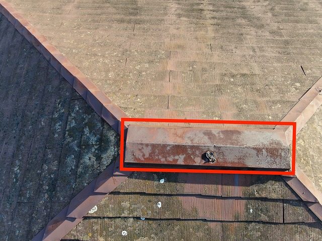 棟板金が錆びている写真