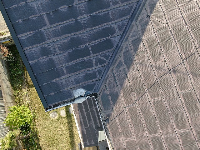 瓦が割れている写真