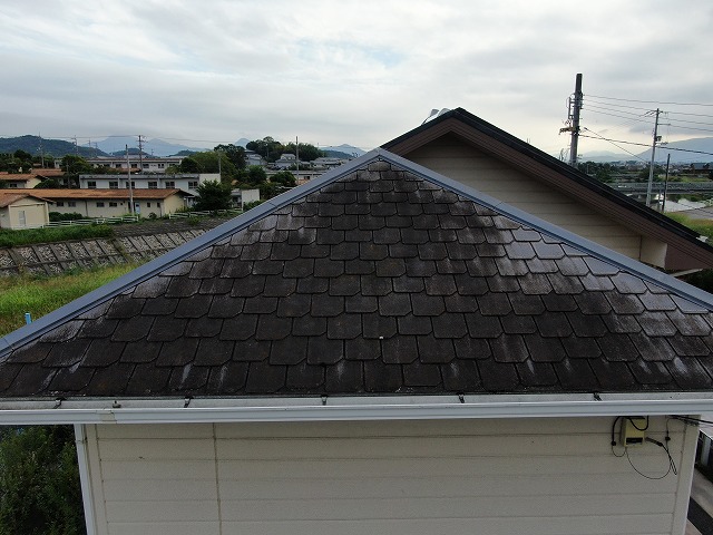 劣化により黒ずんだ屋根の写真