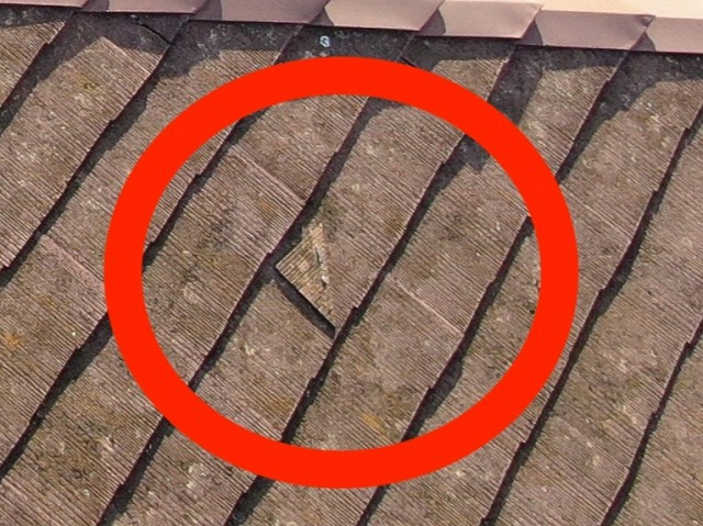 瓦が抜け落ちている写真