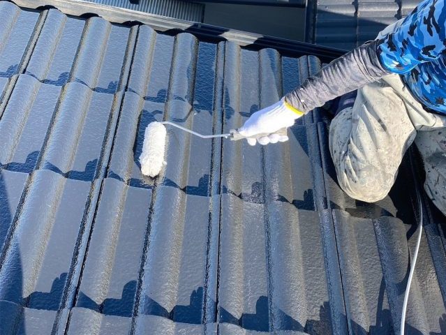 善通寺市でトップコートを塗布する職人